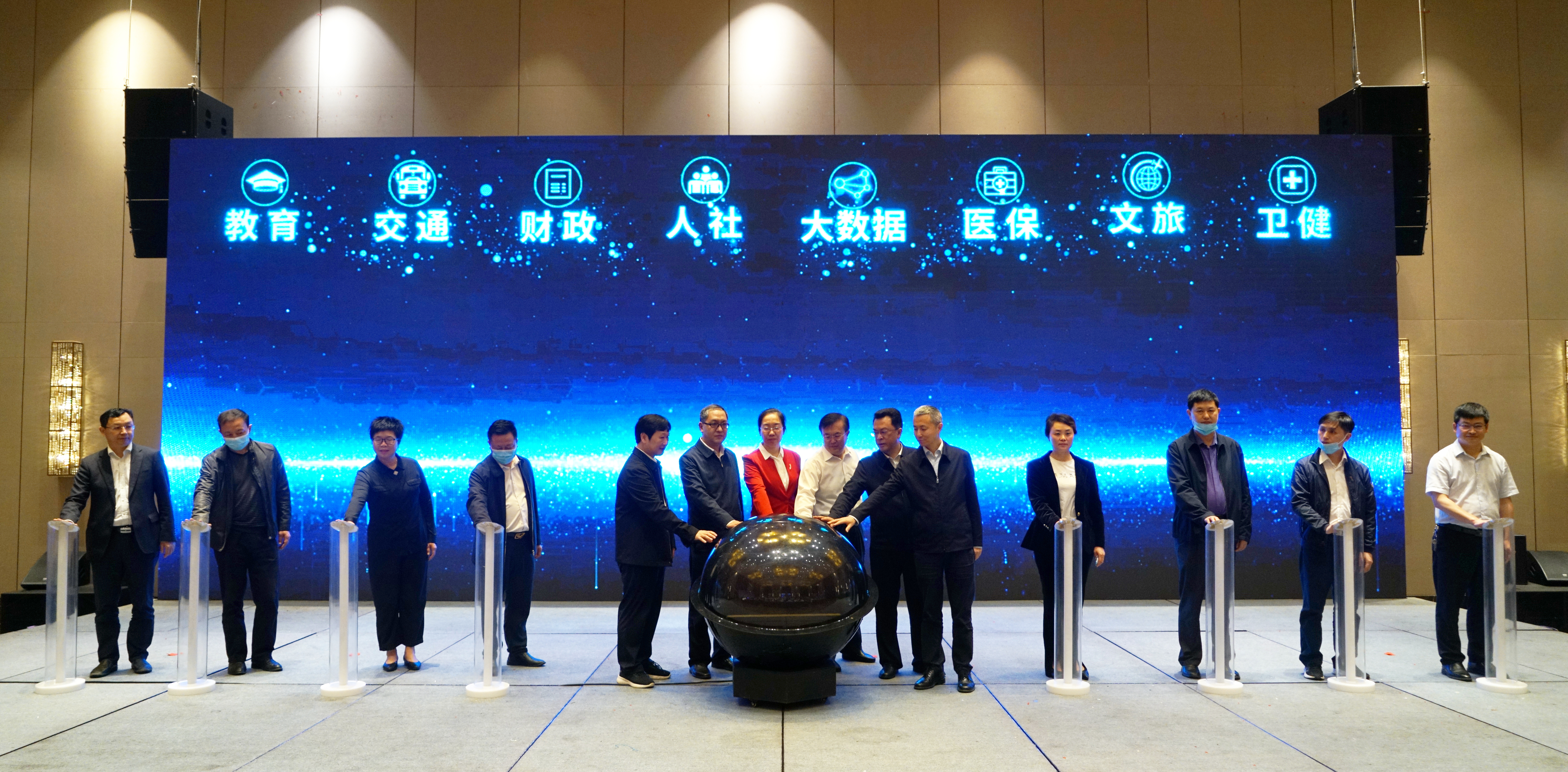 数智铜仁|可刷卡乘坐300多个城市的公交！第三代社保卡的这些隐藏功能你了解吗?